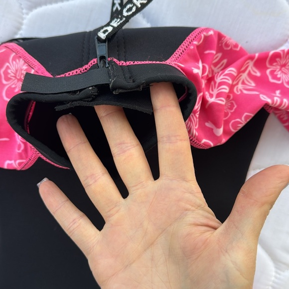 NWT Child size 2 wetsuit 🌺 - Picture 2 of 4